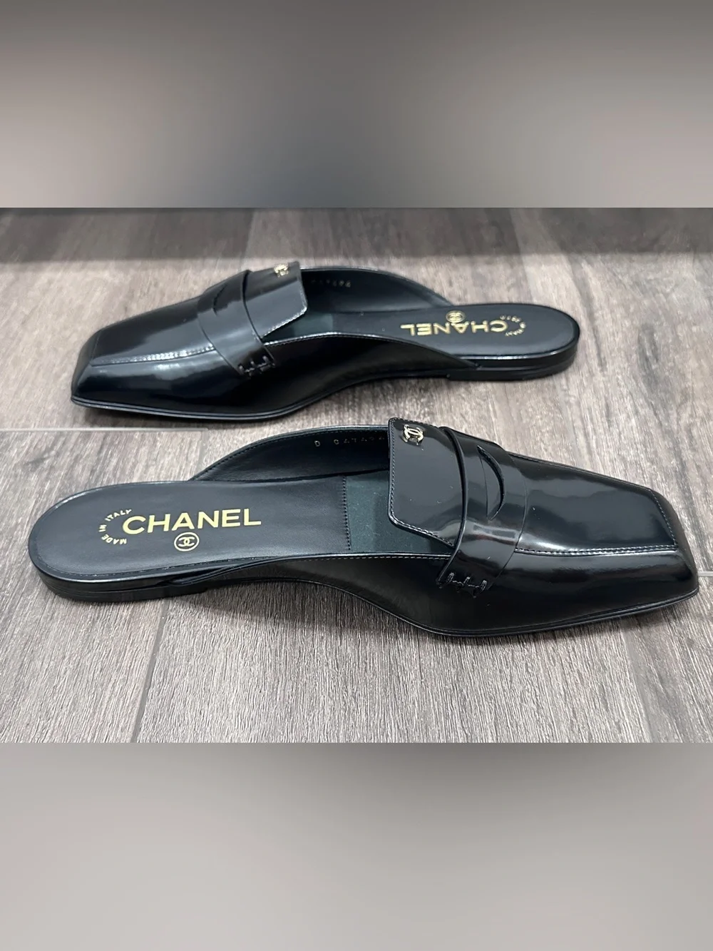 CHANEL NEW 2026 Black Patent Leather Slip-On Loafers SLIDES Gold CC HW size 38 - Picture 5 of 14